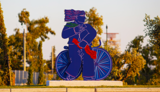 The Ellinikon Experience Park: Το επιβλητικό γλυπτό «Ποδηλάτης» βασισμένο στο έργο του Αλέκου Φασιανού