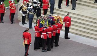 Οι Βρετανοί αποχαιρέτησαν τη βασίλισσα Ελισάβετ - Στη βασιλική κρύπτη η σορός της