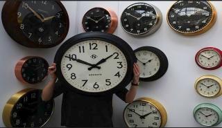 Μια ώρα πίσω τα ρολόγια από τα ξημερώματα της Κυριακής