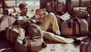 Στη νέα καμπάνια η Gucci βάζει τον Ράιαν Γκόσλινγκ να κουβαλάει βαλίτσες