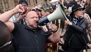 ΗΠΑ: Η δικαιοσύνη επιτρέπει τη ρευστοποίηση περιουσιακών στοιχείων του συνωμοσιολόγου Άλεξ Τζόουνς