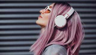 Υγεία: Ένα δισεκατομμύριο νέοι κινδυνεύουν με απώλεια ακοής λόγω ακουστικών και δυνατής μουσικής