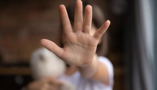 Σεξουαλική κακοποίηση: Πώς θα προστατεύσουν οι γονείς τα παιδιά τους