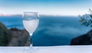 Πληθωριστικές πιέσεις και γεωπολιτικός κίνδυνος «ζαλίζουν» τα ελληνικά αλκοολούχα ποτά – Η κυριαρχία του ούζου