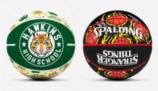 Ένα μονάκι με τις limited edition μπάλες μπάσκετ «Stranger Things» της SPALDING