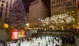 Το τεράστιο Χριστουγεννιάτικο δέντρο της Νέας Υόρκης έχει περισσότερα από 50.000 λαμπάκια