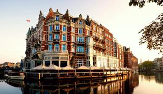 Γιατί να αρκεστείτε στην προεδρική σουίτα ενώ μπορείτε να κλείσετε ολόκληρο το θρυλικότερο ξενοδοχείο του Άμστερνταμ;