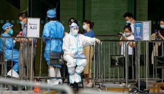 Κάτοικοι της ηπειρωτικής Κίνας σπεύδουν στο Χονγκ Κονγκ για να κάνουν εμβόλια mRNA