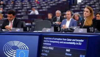 Qatargate: Το Ευρωκοινοβούλιο ψήφισε υπέρ της άρσης ασυλίας για Ταραμπέλα και Κοτσολίνο