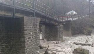 Κακοκαιρία Gaia: Προβλήματα από πτώσεις δένδρων στα Ιωάννινα-Ζημιές σε πεζογέφυρα στα Τζουμέρκα