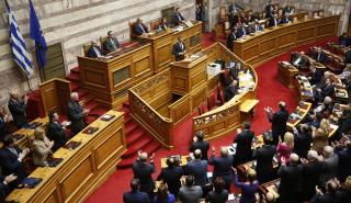 Πρόταση δυσπιστίας: Διαξιφισμοί και αλληλοκατηγορίες στη Βουλή με το «βλέμμα» στη σημερινή ψηφοφορία