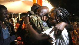 Ακτή Ελεφαντοστού: Επαναπατρίστηκαν οι 46 στρατιώτες που κρατούνταν αιχμάλωτοι στο Μαλί