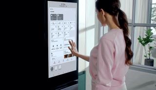 Το νέο έξυπνο ψυγείο της Samsung έχει μια τεράστια οθόνη αφής 32 ιντσών που παίζει ακόμη και TikTok