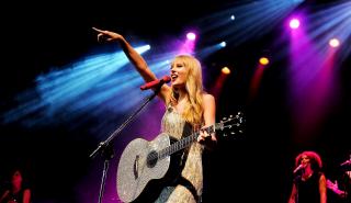 Bloomberg: Οι Ελβετοί θα πληρώσουν τα πιο πολλά για να δουν την Taylor Swift
