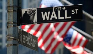 «Πέφτει» η Wall Street αναμένοντας τις αποφάσεις Fed για τα επιτόκια