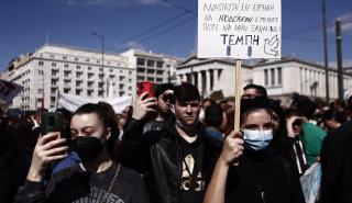 Σε εξέλιξη μαζικές απεργιακές συγκεντρώσεις στην πλατεία Κλαυθμώνος και στα Προπύλαια