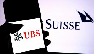 UBS: Προσέλαβε την JP Morgan για να εξετάσει το «σπάσιμο» της Credit Suisse