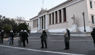 Πρυτανεία ΕΚΠA: Σε συλλήψεις μετατράπηκαν οι δέκα προσαγωγές κατά την εκκένωση της κατάληψης