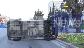 Θεσσαλονίκη: Φορτηγάκι έπεσε πάνω σε στάση του ΟΑΣΘ