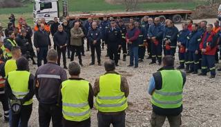 Τέμπη: Φόρο τιμής στους νεκρούς του σιδηροδρομικού δυστυχήματος από πυροσβέστες και διασώστες που επιχειρούν στο σημείο