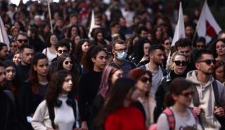 Στα γραφεία της Hellenic Train η πορεία μαθητών και φοιτητών για την τραγωδία στα Τέμπη