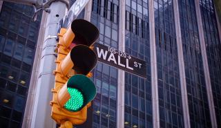 Wall Street: «Έσωσαν» το πρόσημο Dow Jones και S&P 500