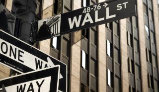 Wall Street: Απώλειες μετά τον «χρησμό» Πάουελ για τα επιτόκια - Ράλι 14% για Estee Lauder