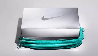 Η Tiffany & Co. έφτιαξε ένα κουτί 10 κιλών από ασήμι για να φυλάτε τα Nike σας