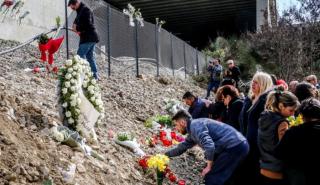 Θεσσαλονίκη: Επιμνημόσυνη δέηση στη μνήμη των φοιτητών και φοιτητριών του ΑΠΘ που σκοτώθηκαν στα Τέμπη