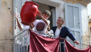 Κέρκυρα: Το έθιμο του σπασίματος των μπότηδων τήρησε ο Αλ. Τσίπρας