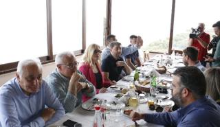 Ανδρουλάκης: Με τσικουδιά και μαντινάδες, το γεύμα σε δημοσιογράφους και στελέχη του ΠΑΣΟΚ-ΚΙΝΑΛ