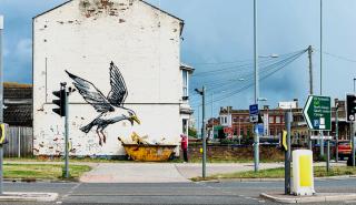 Κάποιος πλήρωσε 230.000 ευρώ για να αφαιρέσει έργο του Banksy απ' τον τοίχο του σπιτιού του