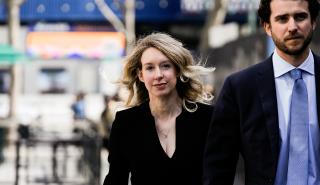 Στη φυλακή η Ελίζαμπεθ Χολμς της Theranos - 425 εκατ. δολάρια η αποζημίωση στους επενδυτές