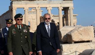 O πρωθυπουργός Ιωάννης Σαρμάς παρέστη στην έπαρση της σημαίας στην Ακρόπολη