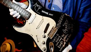 Κάποιος έδωσε 600.000 για τη σπασμένη κιθάρα του Κομπέιν από το θρυλικό «Nevermind»