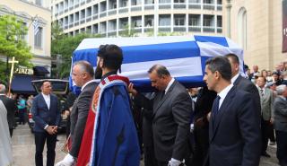 Συγκίνηση στην κηδεία του Γιάννη Μαρκόπουλου: Συντετριμμένες η σύζυγος και η κόρη του