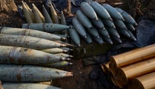 WSJ: Η Ιαπωνία σκέφτεται να δώσει οβίδες στις ΗΠΑ για να βοηθήσουν την Ουκρανία