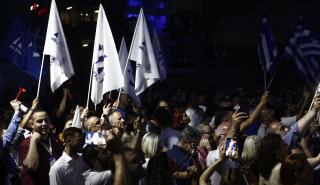 Θεσσαλονίκη: Πανηγυρισμοί έξω από τα κεντρικά γραφεία της Νέας Δημοκρατίας