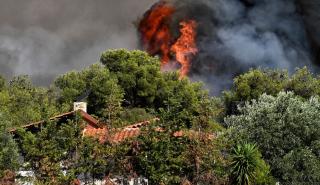 Φωτιά στο Λουτράκι: Εκκενώνονται οι οικισμοί Άγιος Χαράλαμπος και Πανόραμα