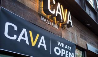 CAVA: Η μεσογειακή αλυσίδα εστιατορίων με ελληνικές «ρίζες» που ξετρελαίνει τη Wall Street