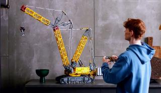 Το μεγαλύτερο τεχνικό σετ της LEGO είναι ένα γερανός 2.883 τεμαχίων με ύψος 1 μέτρο