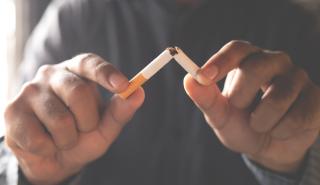 Σχεδόν το 2% του παγκόσμιου ΑΕΠ χάνεται εξαιτίας του καπνίσματος – Τι πρέπει να γίνει