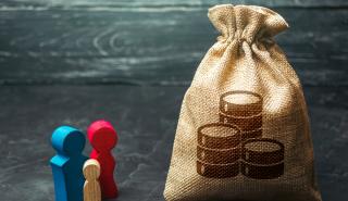 Χρηματικές γονικές παροχές – δωρεές: Ποιες υποθέσεις έχει βάλει στο «μάτι» η Εφορία