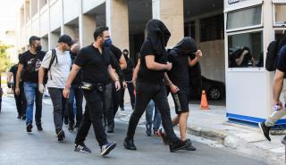 Ένταση έξω από τα δικαστήρια της Ευελπίδων μεταξύ οπαδών της ΑΕΚ και αστυνομίας