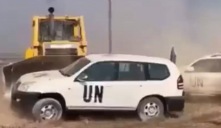 Κύπρος: Η στιγμή που μπουλντόζες Τουρκοκυπρίων σπρώχνουν οχήματα του ΟΗΕ στη νεκρή ζώνη