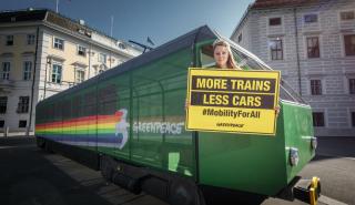 Greenpeace: Η Ελλάδα επένδυσε πάνω από 3 φορές περισσότερο σε δρόμους από ό,τι σε σιδηροδρόμους, από το 1995