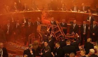 Αλβανία: Η αντιπολίτευση άναψε καπνογόνα στη Βουλή σε διαμαρτυρία για τον προϋπολογισμό