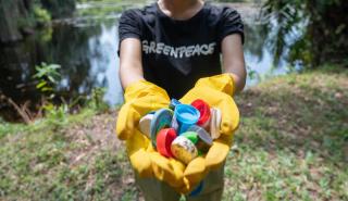 Greenpeace: Η ΕΕ επιδιώκει να αυξήσει την εμπορία πλαστικών μιας χρήσης