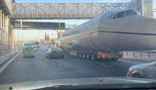 Άναυδοι οι οδηγοί: Αεροπλάνο «προσγειώθηκε» στην... Εθνική Οδό