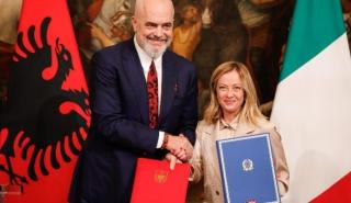 Μεταναστευτικό: Πολέμιοι και υποστηρικτές της συμφωνίας Ιταλίας-Αλβανίας